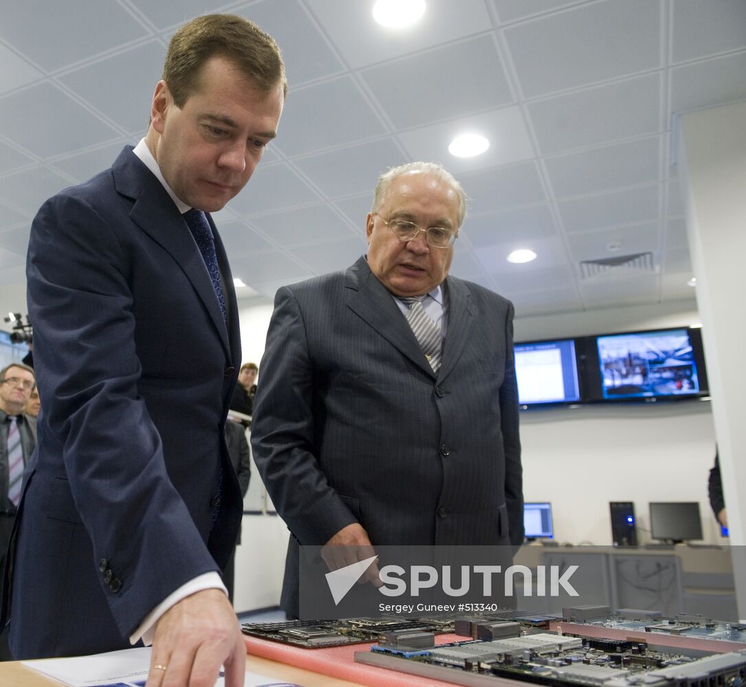 Dmitry Medvedev views newly developed supercomputer