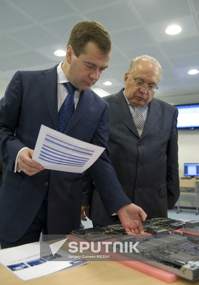 Dmitry Medvedev views newly developed supercomputer