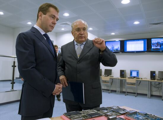 Dmitry Medvedev views newly developed supercomputer