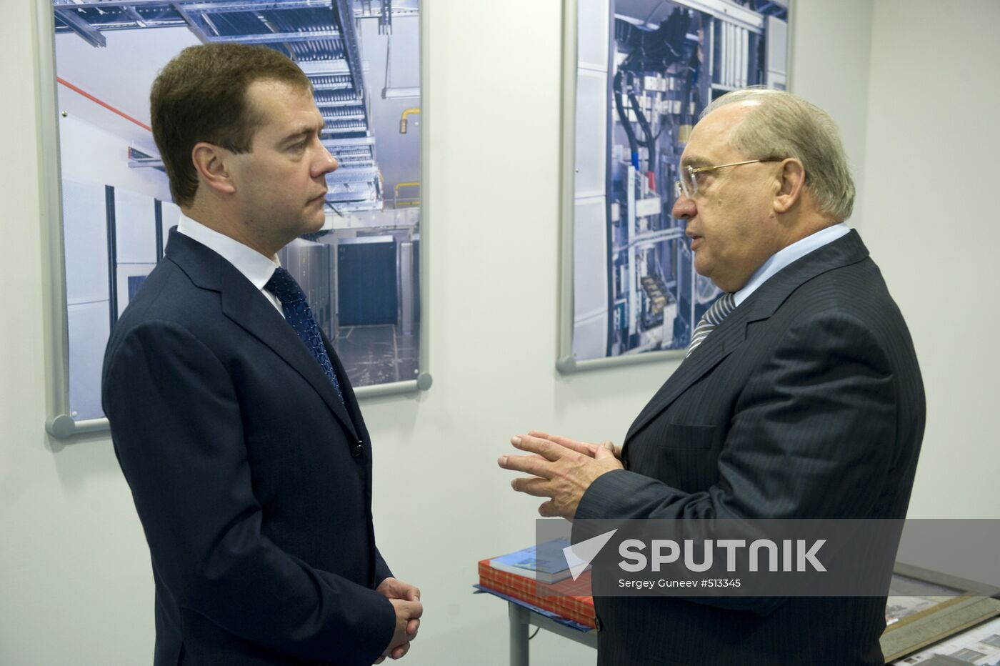 Dmitry Medvedev views newly developed supercomputer