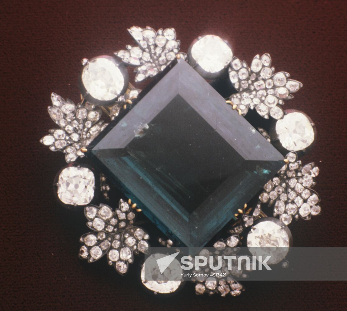 Brooch with square emerald and six big diamonds