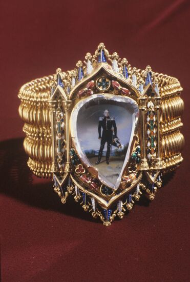 Golden bracelet with flat uncut diamond