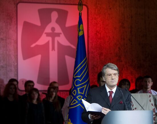 Viktor Yushchenko attends Holodomor of 1932-1933 exhibition