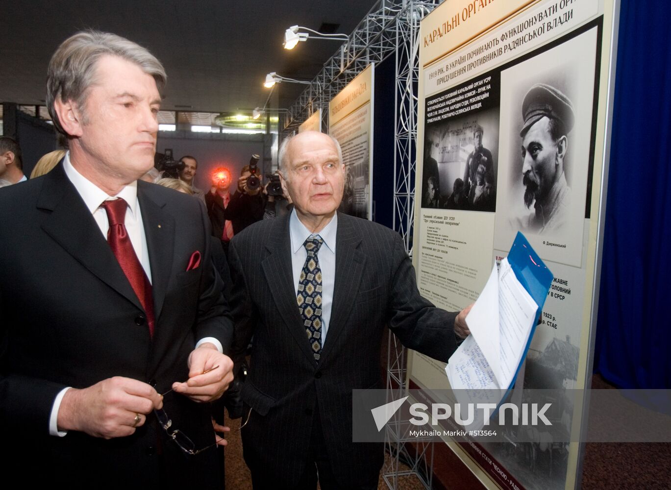 Viktor Yushchenko attends Holodomor of 1932-1933 exhibition