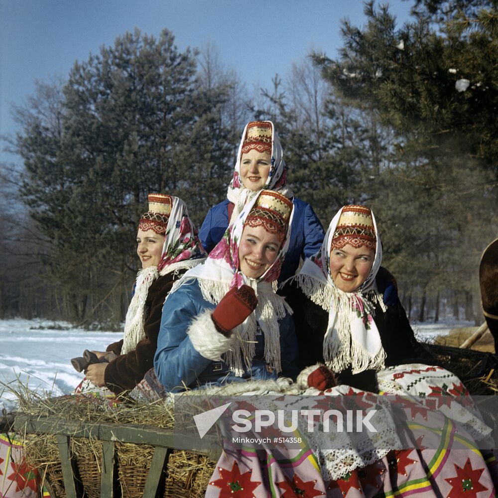 Members of Polesskiye Zori group