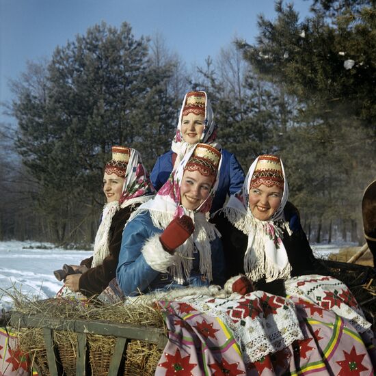 Members of Polesskiye Zori group