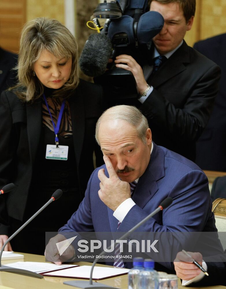 Signing documents on EAEC Inter-state Council session