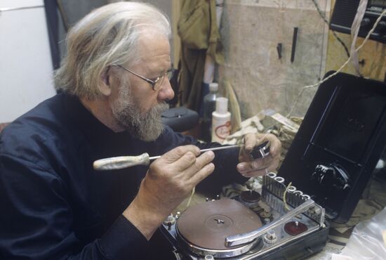 Restorer of automobiles and motorcycles A. Lomakov