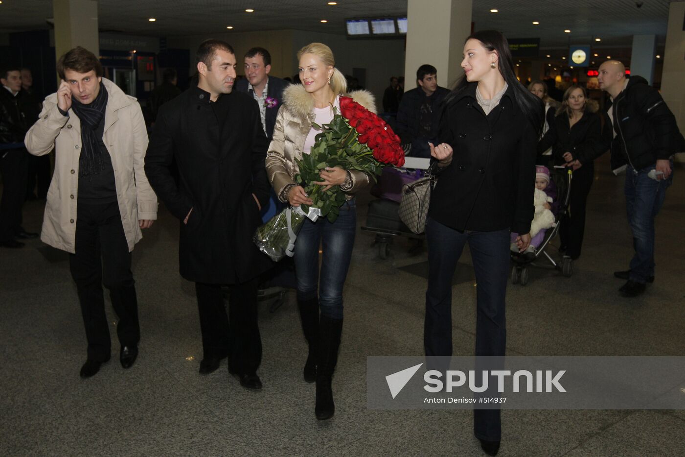 Mrs. World 2009 Victoria Radochinskaya returns to Moscow