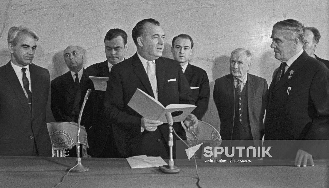Awarding Pyotr Kapiza the Nils Bohr prize