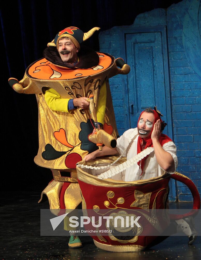 Maski Show comedians