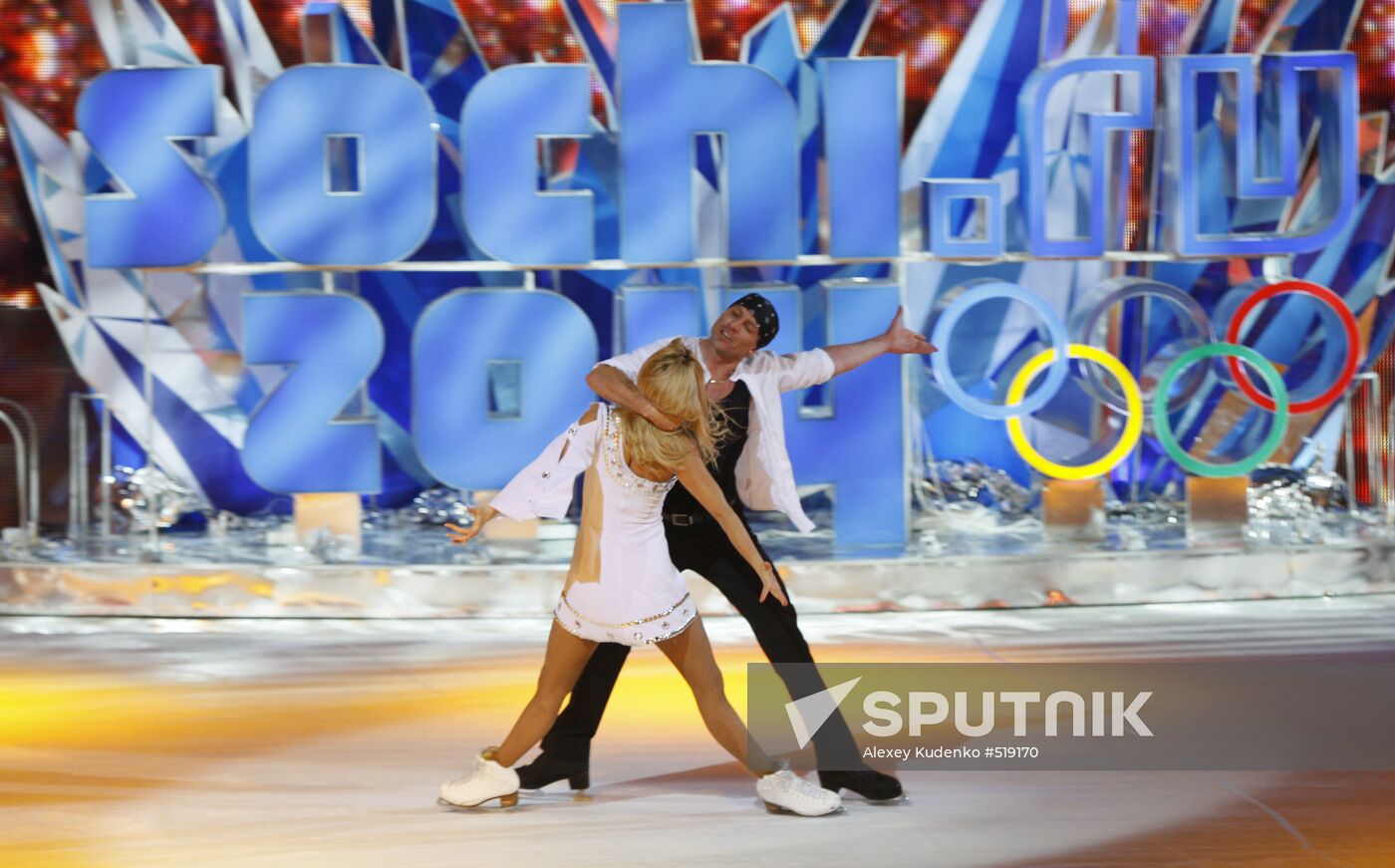 Ice skaters Tatyana Navka and Roman Kostomarov