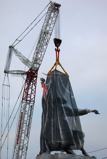 Worker and Kolkhoz Farmer composition unveiled
