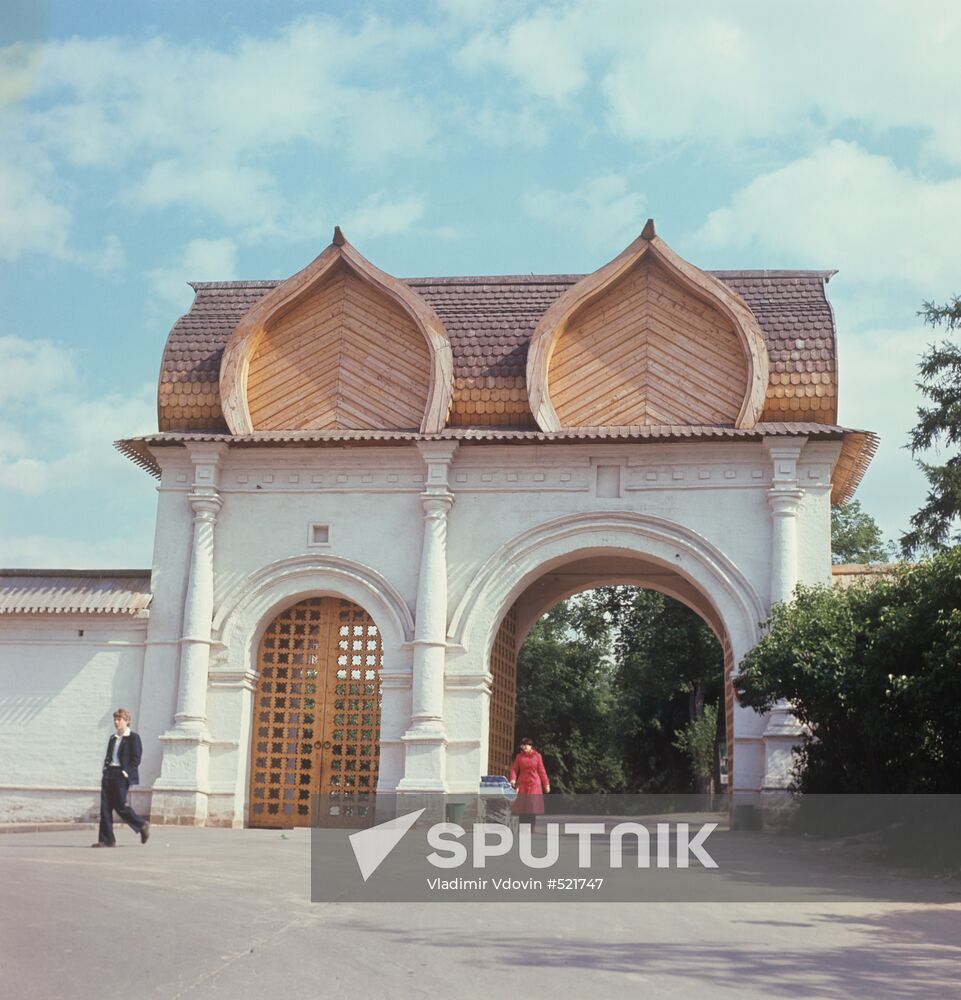 Spasskiye Gate and Strelets post guards
