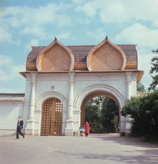 Spasskiye Gate and Strelets post guards