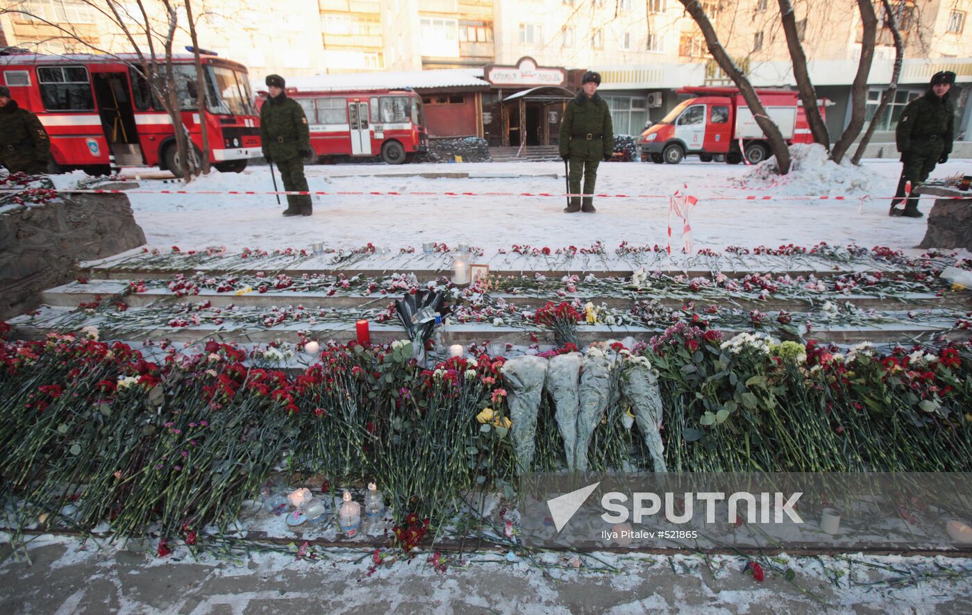 Perm residents mourn nightclub blaze victims
