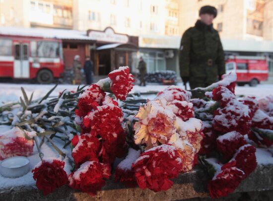 Perm residents mourn nightclub blaze victims