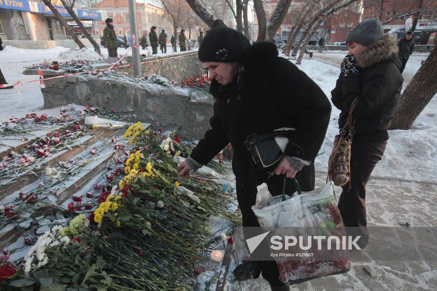 Perm residents mourn nightclub blaze victims