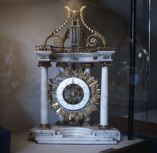 Mantel clock of semicircular pavilion of four columns