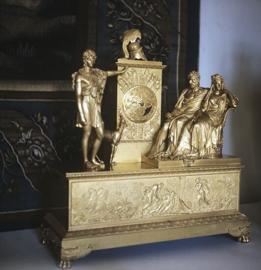 Mantel clock "Hippolytus before Phaedra and Theseus"