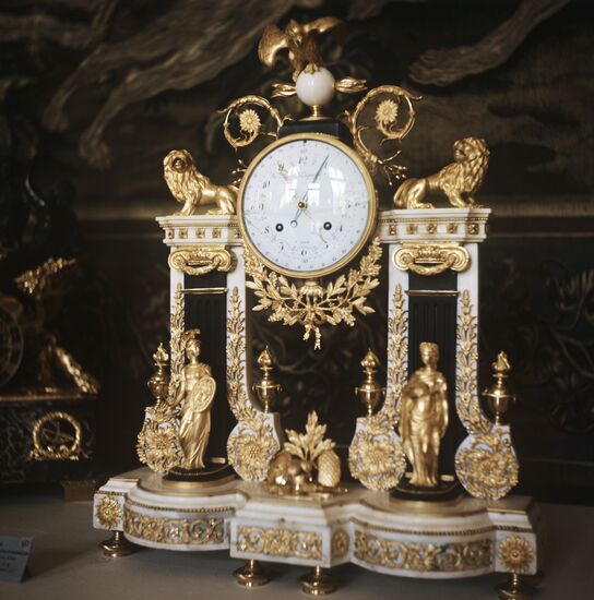 Mantel clock of a portal with two pilaters