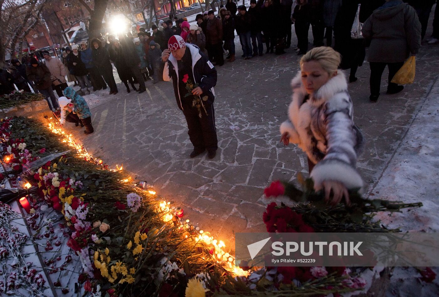 Perm residents mourn nightclub blaze victims