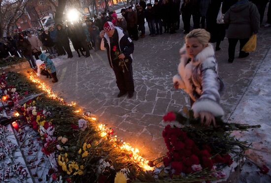 Perm residents mourn nightclub blaze victims