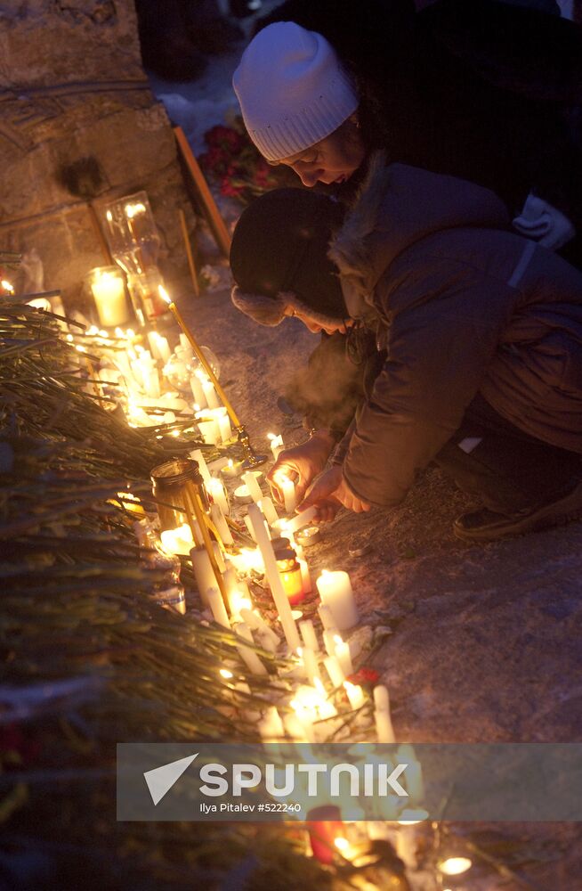 Perm residents mourn nightclub blaze victims