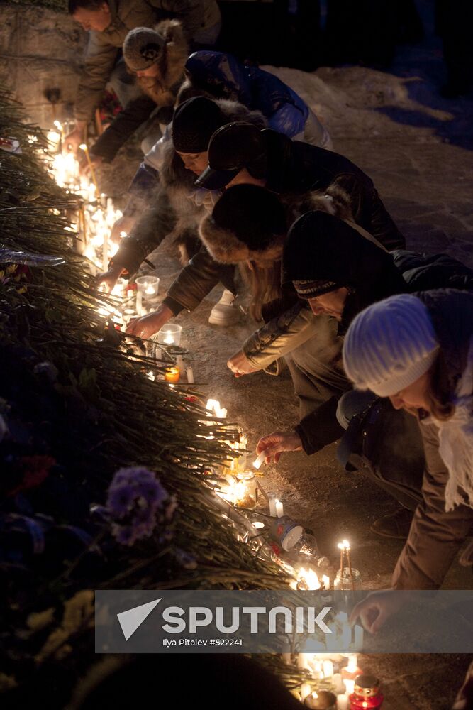 Perm residents mourn nightclub blaze victims