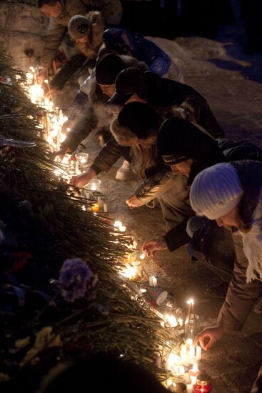 Perm residents mourn nightclub blaze victims