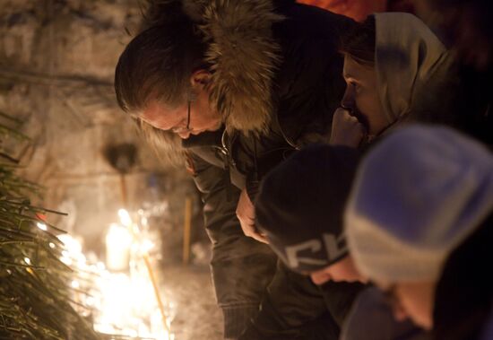 Perm residents mourn nightclub blaze victims