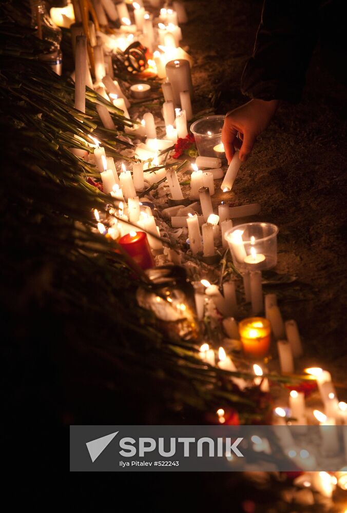 Perm residents mourn nightclub blaze victims