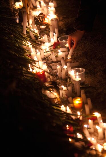 Perm residents mourn nightclub blaze victims