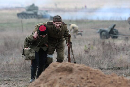 Reenacting December 1943 battle