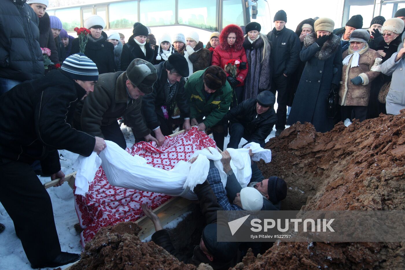 Perm residents mourn night club blaze victims