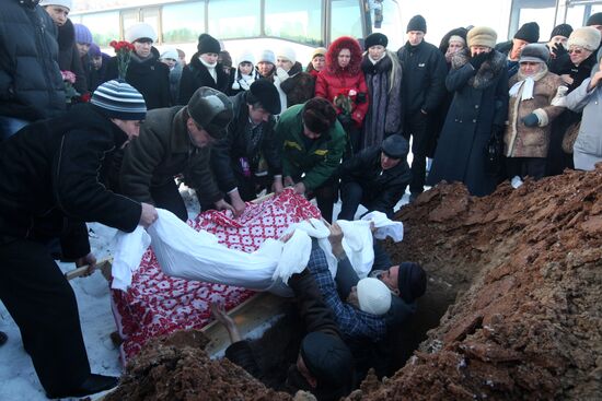 Perm residents mourn night club blaze victims