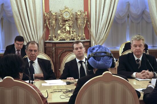Dmitry Medvedev and Manmohan Singh meet in Moscow