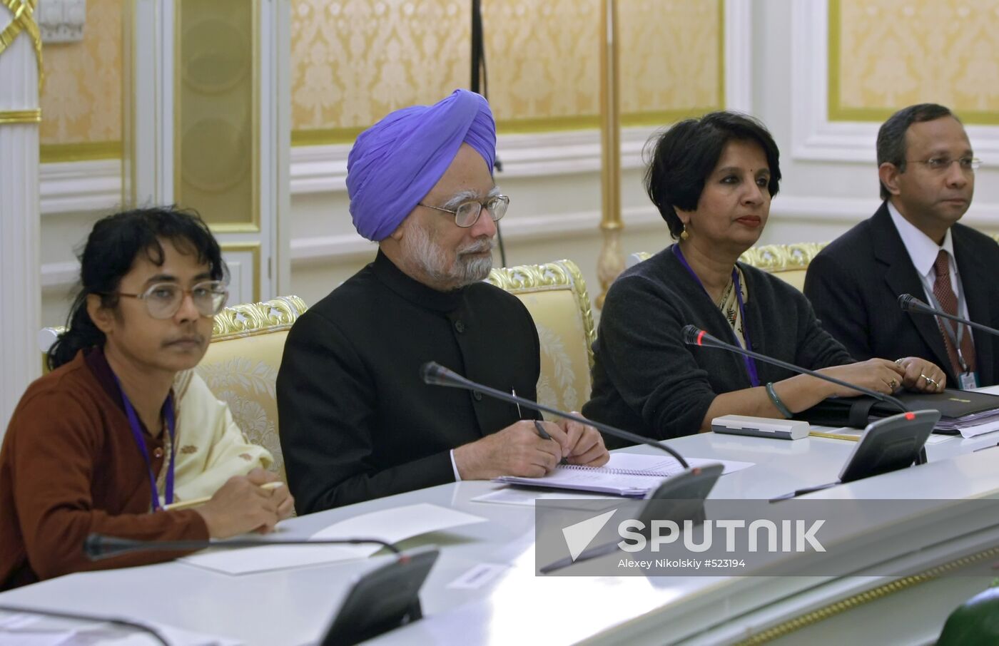 Vladimir Putin meets with Manmohan Singh