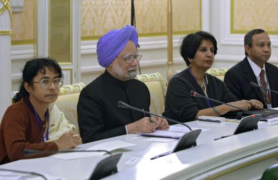 Vladimir Putin meets with Manmohan Singh