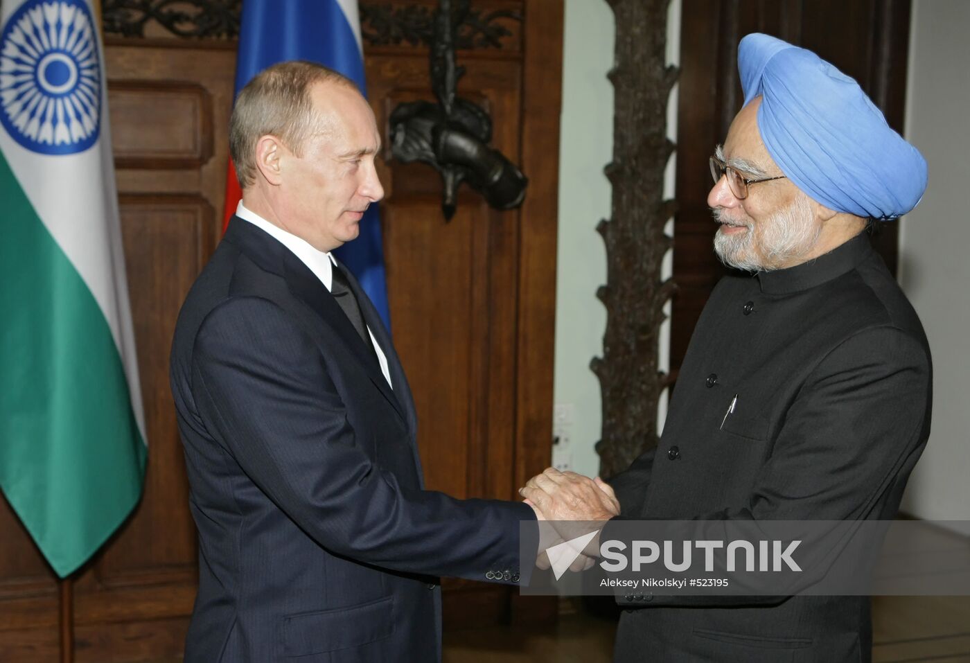Vladimir Putin meets with Manmohan Singh