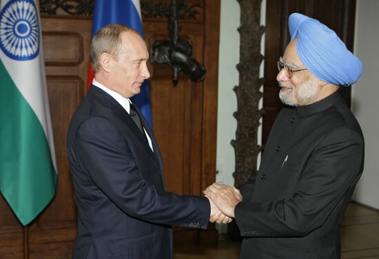 Vladimir Putin meets with Manmohan Singh