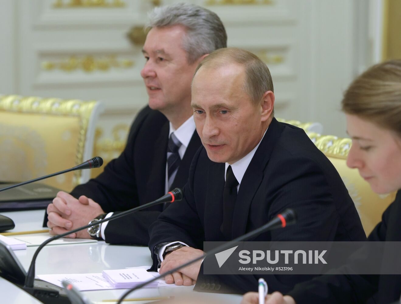Vladimir Putin meets with Manmohan Singh