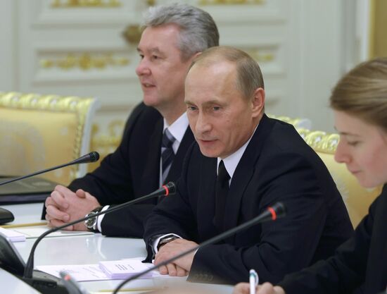 Vladimir Putin meets with Manmohan Singh