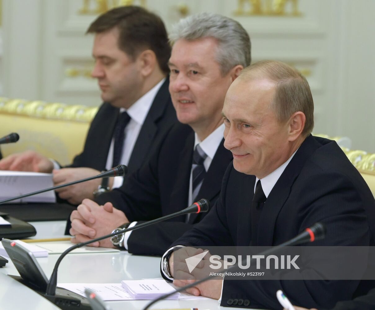 Vladimir Putin meets with Manmohan Singh