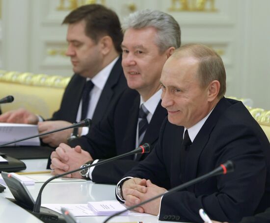 Vladimir Putin meets with Manmohan Singh