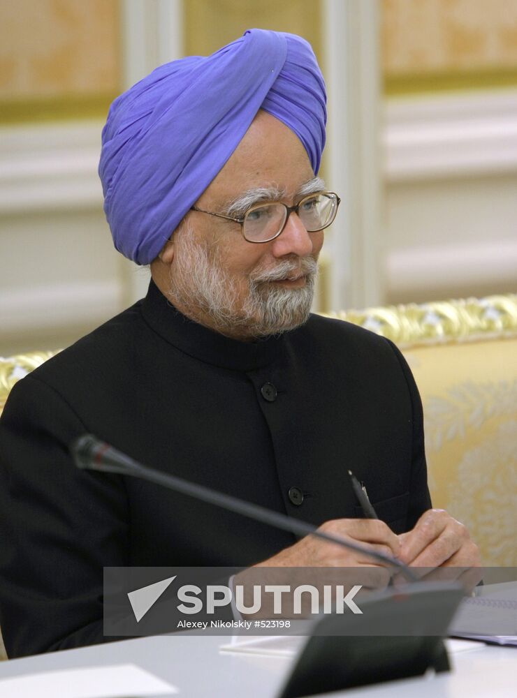 Vladimir Putin meets with Manmohan Singh