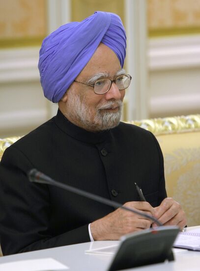 Vladimir Putin meets with Manmohan Singh