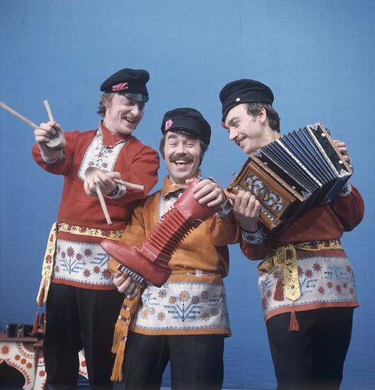 Saratovskiye Garmoshki trio