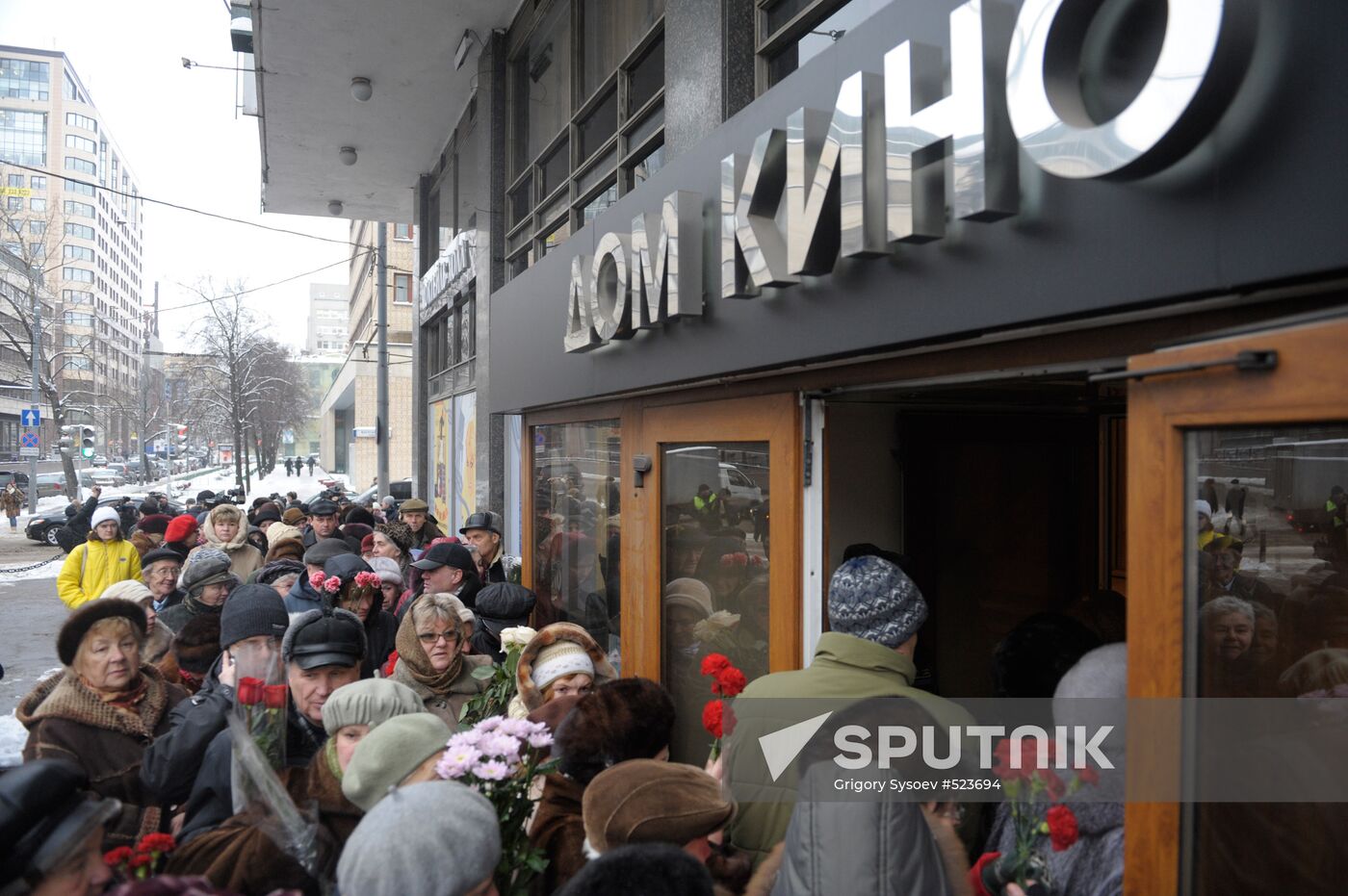 Paying last respects to actor Vyacheslav Tikhonov