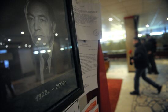 Paying last respects to actor Vyacheslav Tikhonov